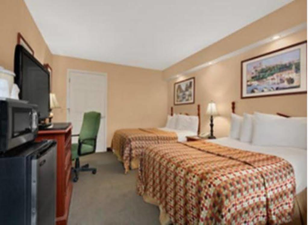 Baymont By Wyndham Greenwood Exterior photo